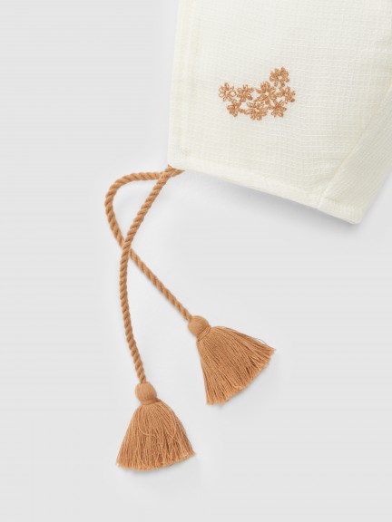 Bonnet with embroidery Bonnet with embroidery