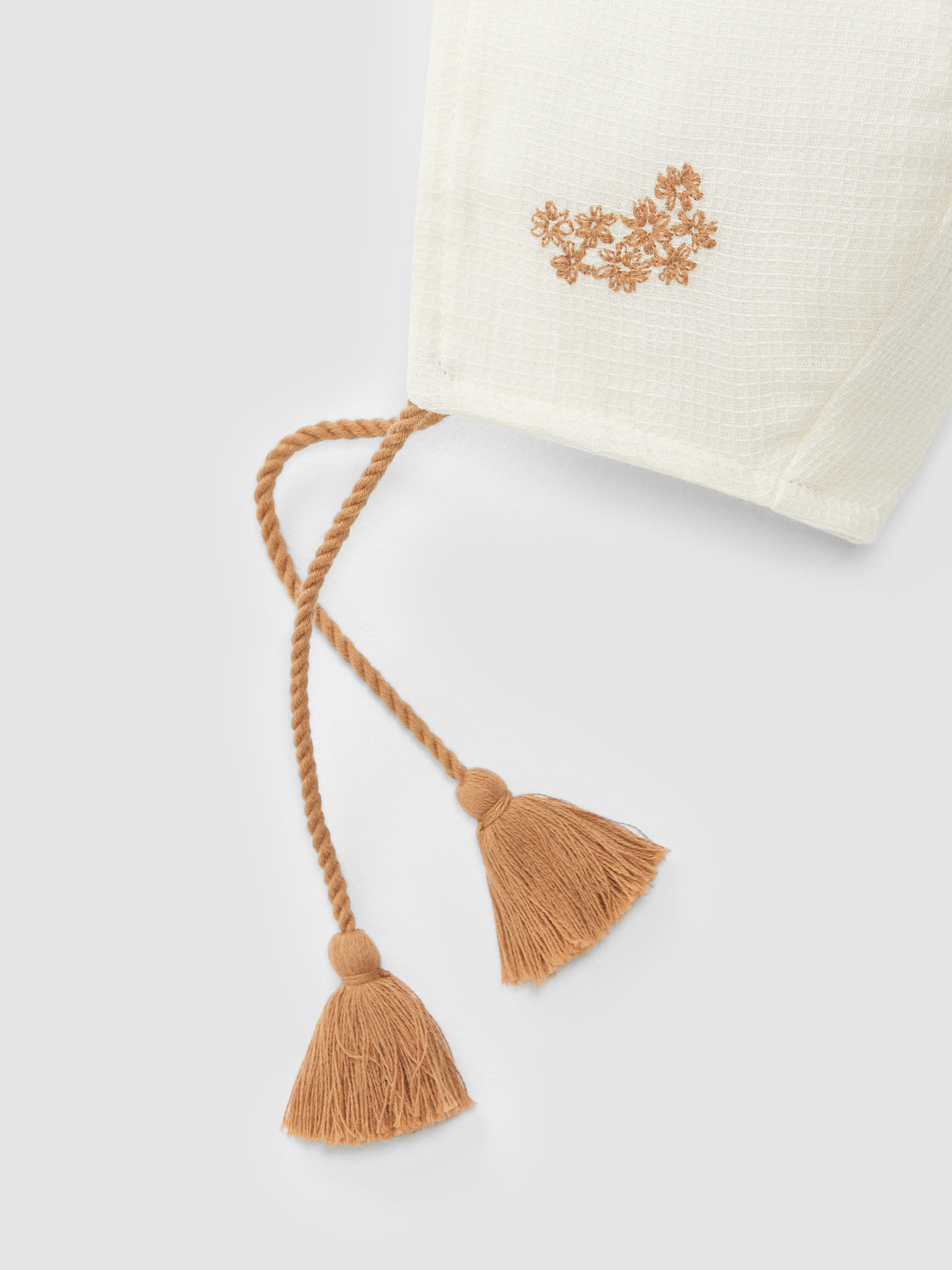 Bonnet with embroidery