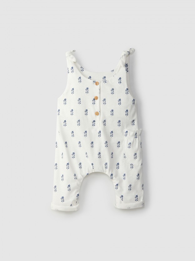 Kit t-shirt e jardineiras