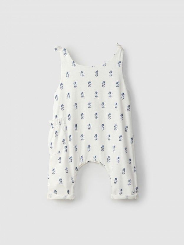 Kit t-shirt e jardineiras