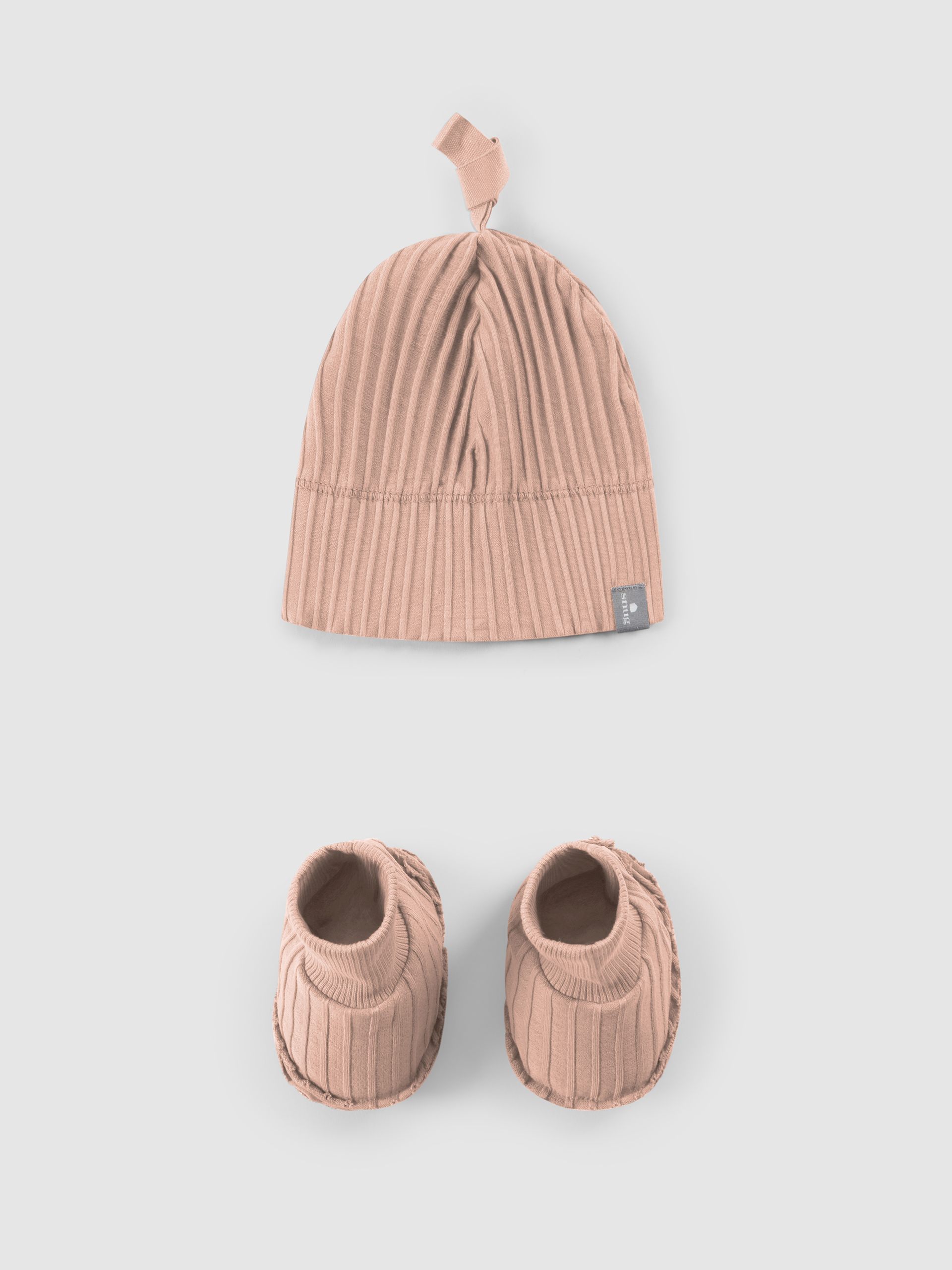 Kit gorro y patucos de punto acanalado