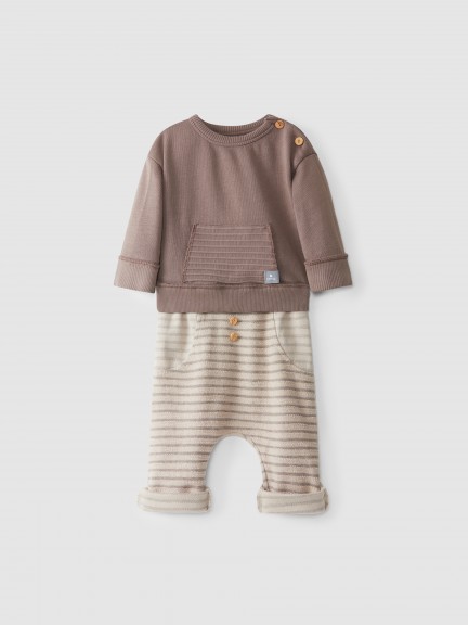 Sweater and pants kit in embossed stripes fleece