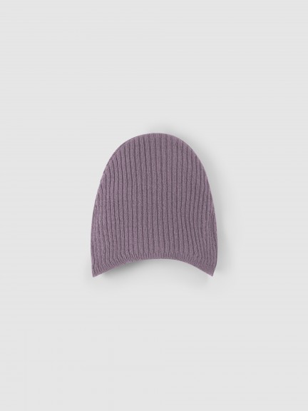 Gorro tricotado com fita e pom-pom