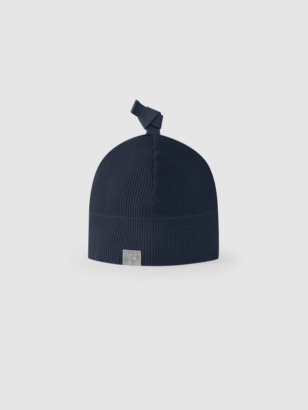 Hat with knot