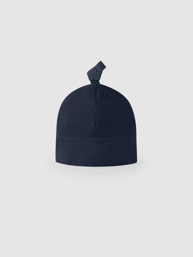 Hat with knot