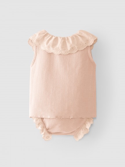 Conjunto Blusa y Pantalones Cortos con volante bordado Conjunto Blusa y Pantalones Cortos con volante bordado