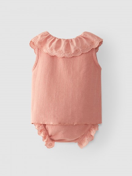 Conjunto Blusa y Pantalones Cortos con volante bordado Conjunto Blusa y Pantalones Cortos con volante bordado