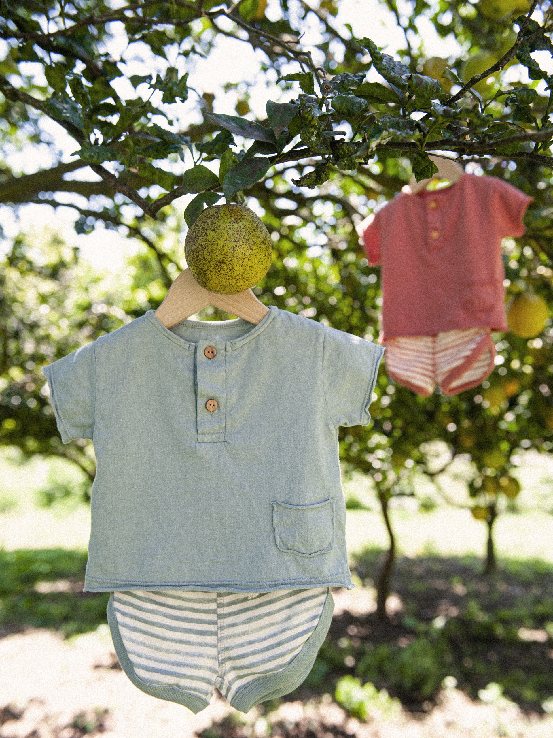 Kit de duas peças t-shirt e calções de riscas