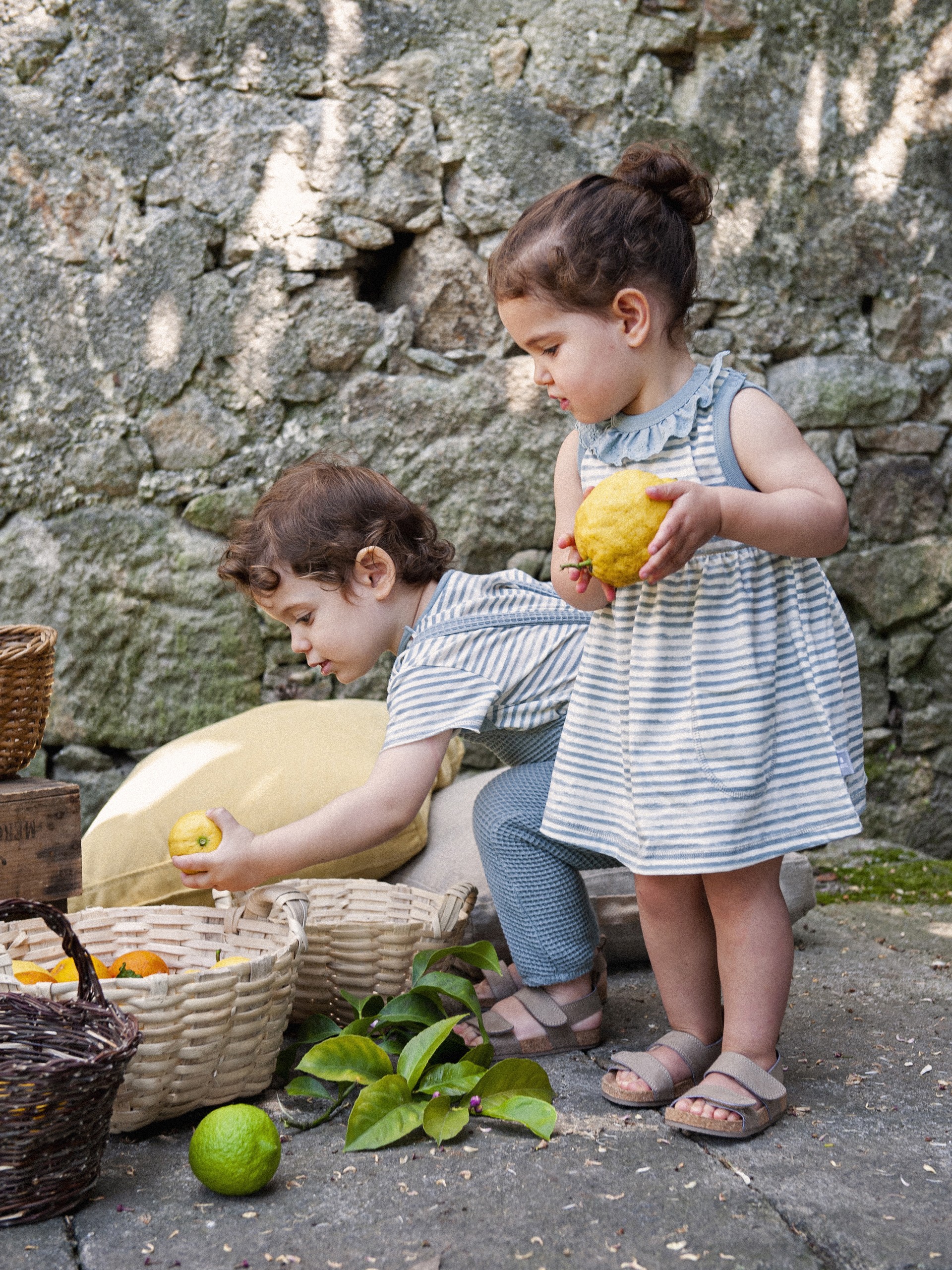 Vestido riscas com gola bordada