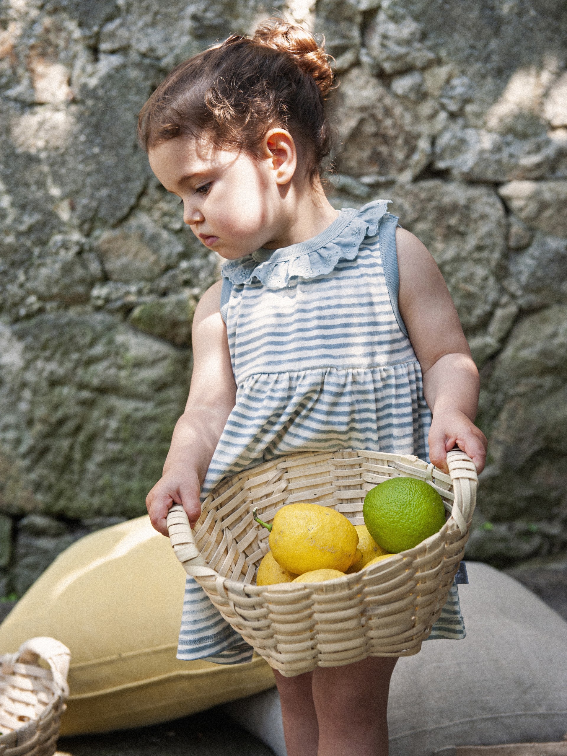 Vestido riscas com gola bordada