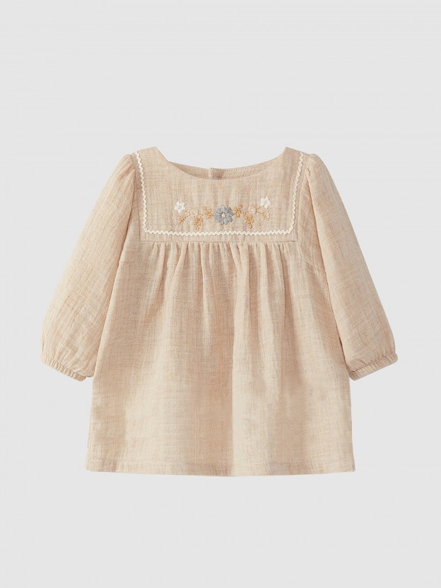 Dress with wool yarn embroidery Dress with wool yarn embroidery
