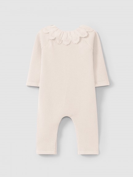 Trajecito en punto gofre con cuello de volante Trajecito en punto gofre con cuello de volante