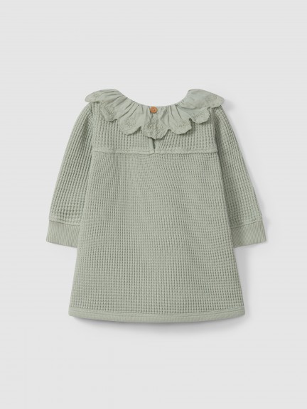 Vestido em malha waffle com gola de folho Vestido em malha waffle com gola de folho