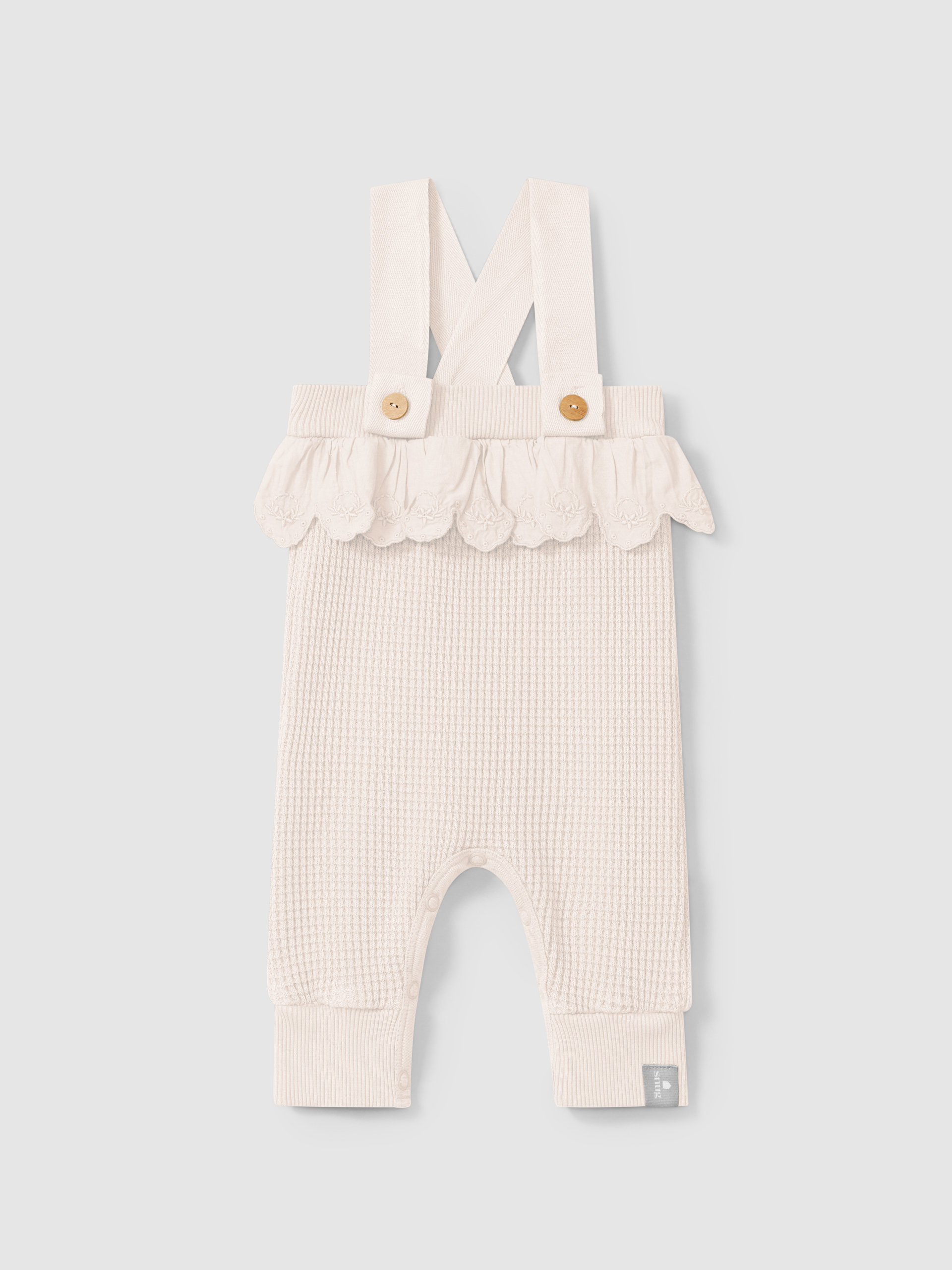 Jardineiras em malha waffle com detalhe de folho