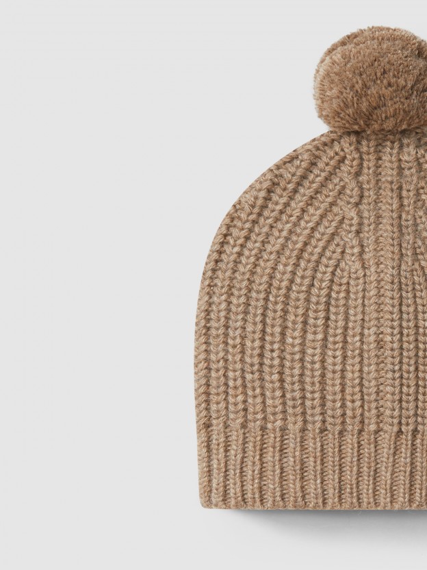 Gorro tricotado pom-pom