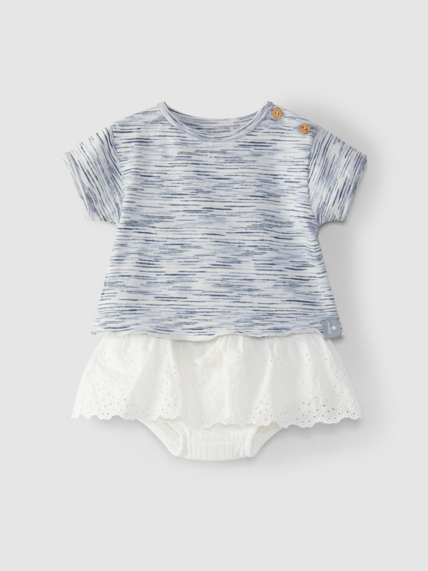 Conjunto de t-shirt e tapa fraldas-saia