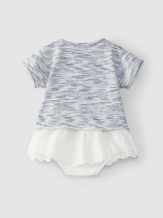 Conjunto de t-shirt e tapa fraldas-saia