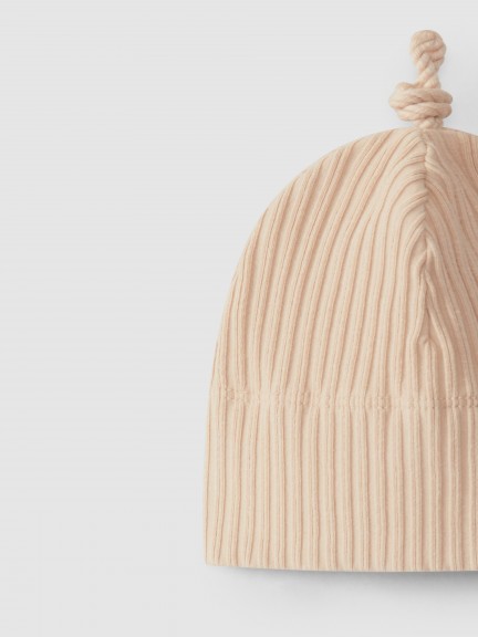 Gorro com nó em malha canelada Gorro com nó em malha canelada
