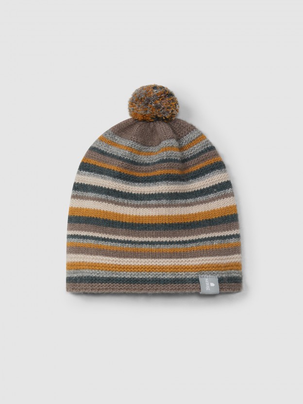 Gorro com pom-pom e riscas em relevo