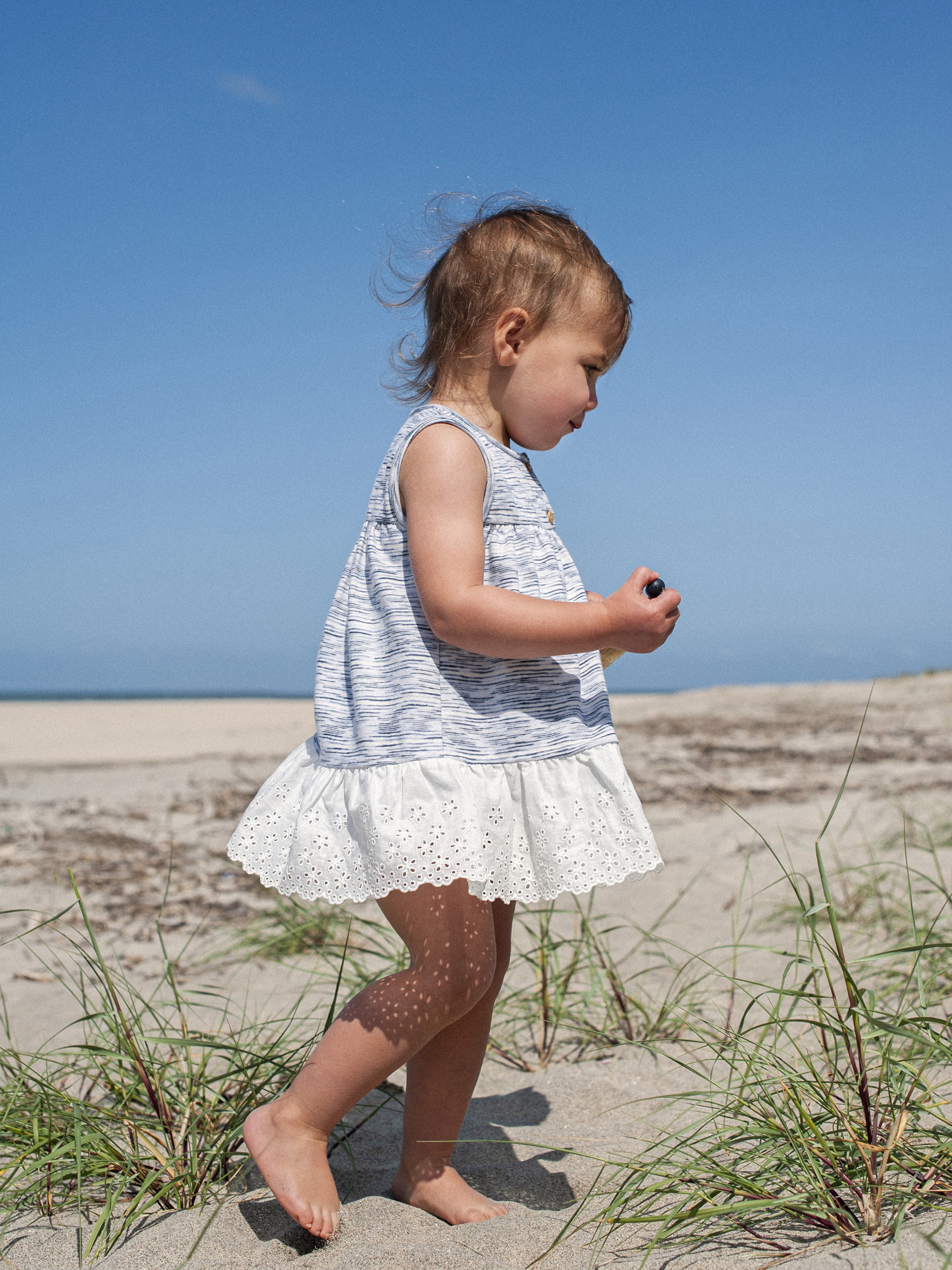 Vestido de punto con volante bordado inglés.