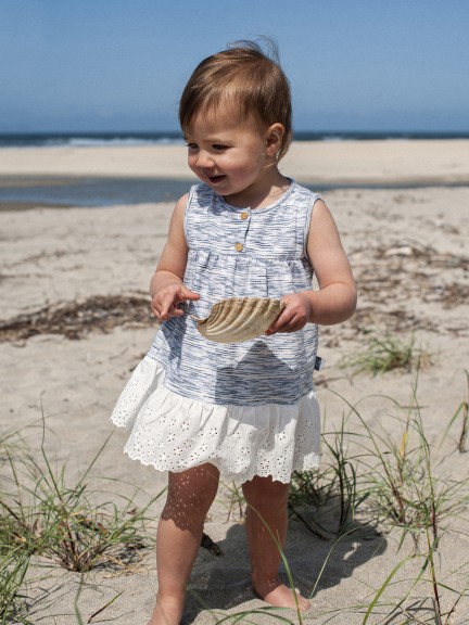Vestido de punto con volante bordado inglés. Vestido de punto con volante bordado inglés.