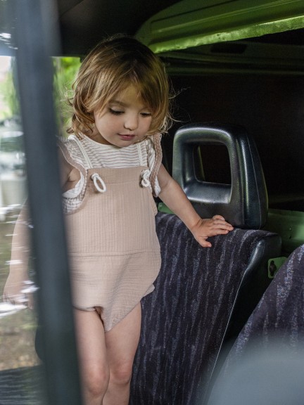 Bombacho liso con tirantes de cordón. Bombacho liso con tirantes de cordón.