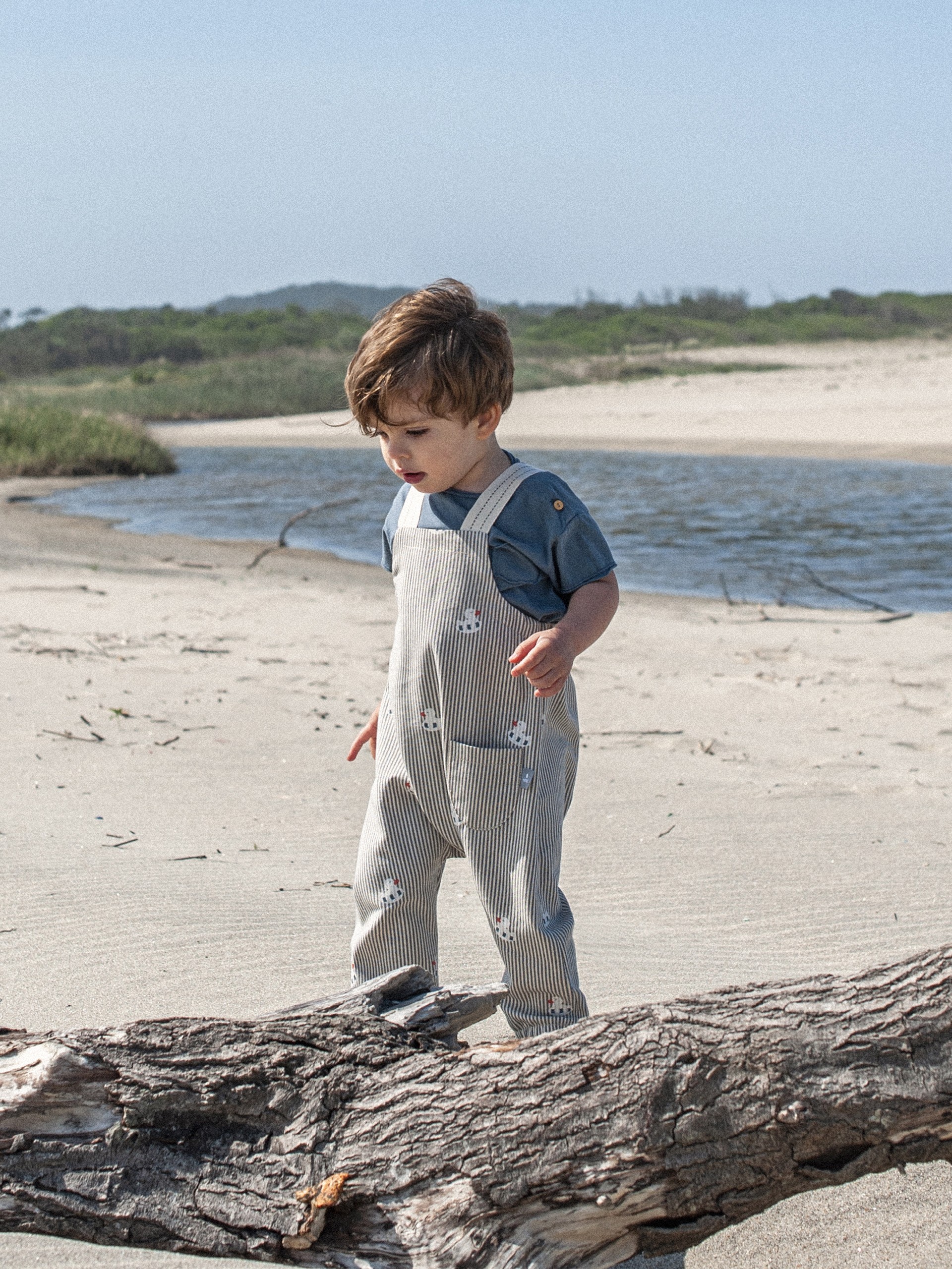 Jardineira em denim canvas com patinho