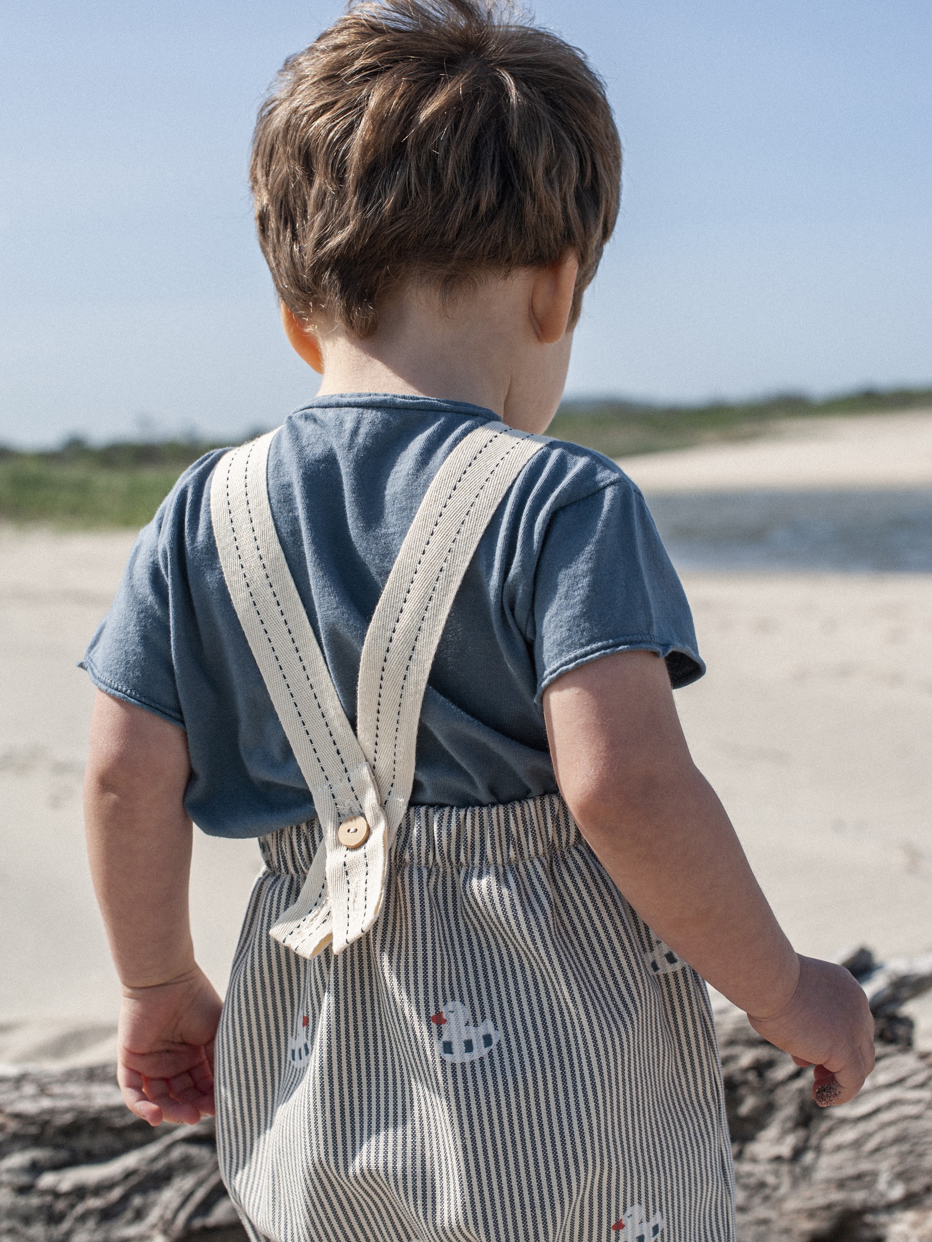 Jardineira em denim canvas com patinho