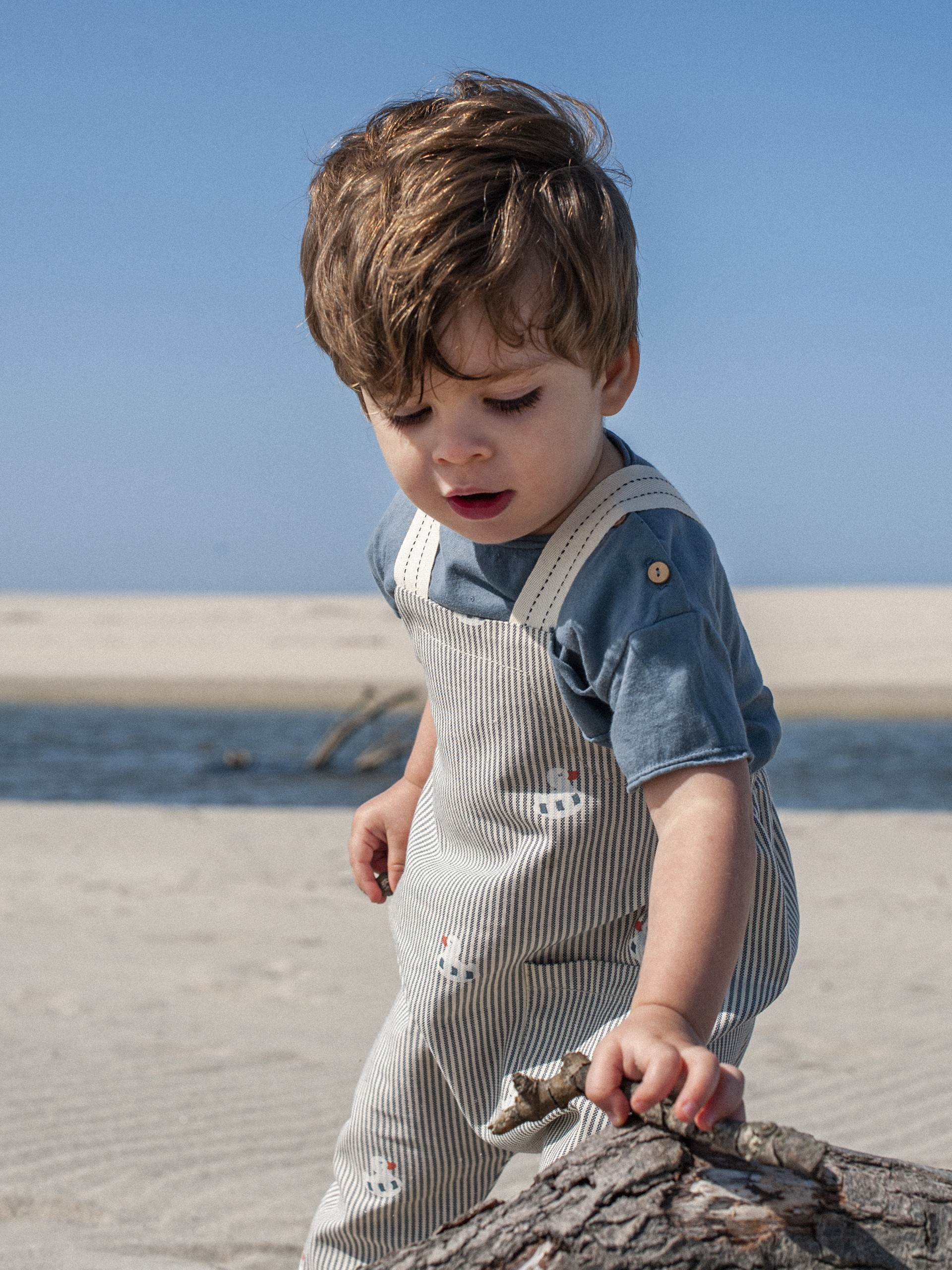 Jardineira em denim canvas com patinho