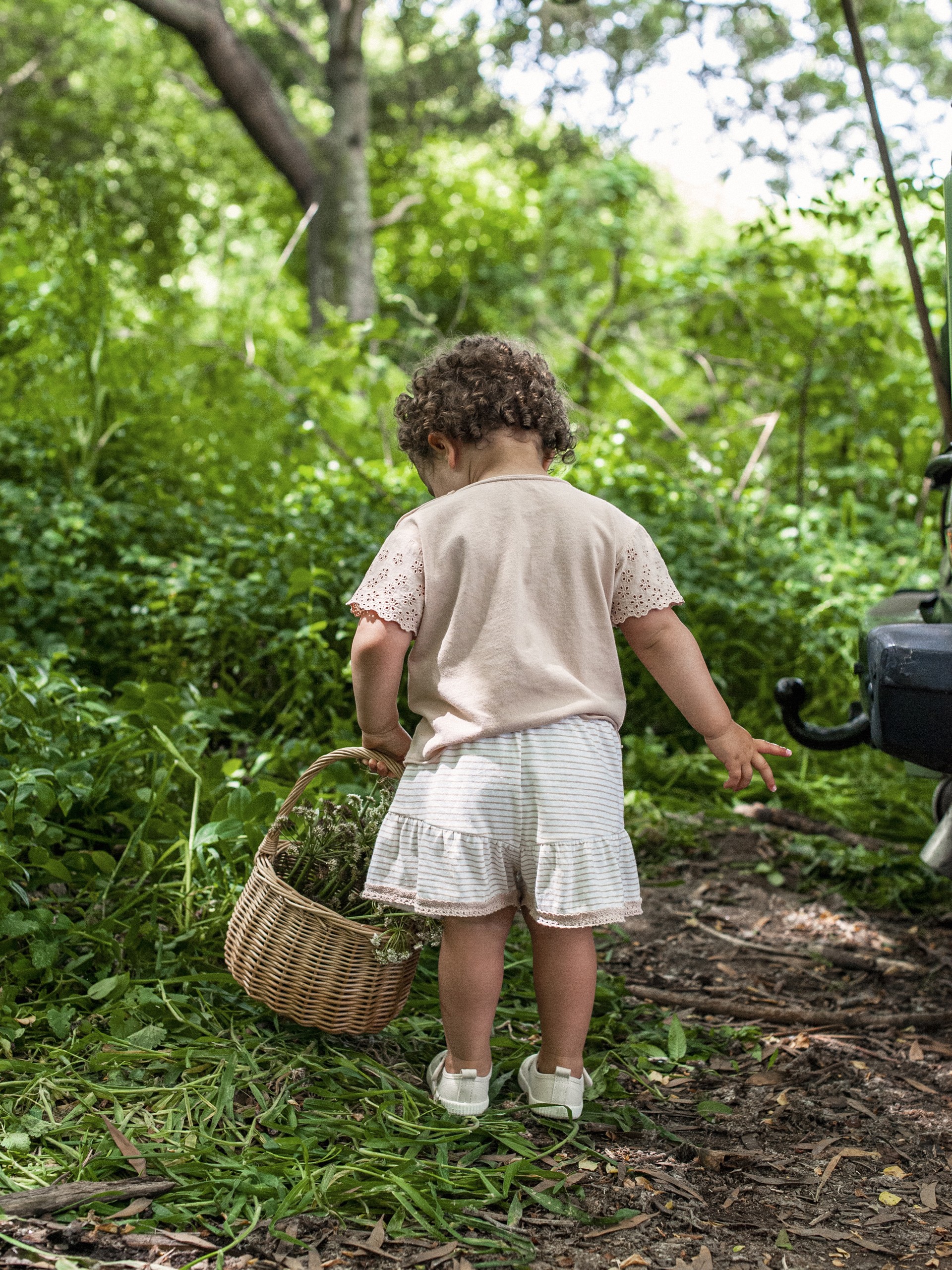 Striped pull-up shorts and crochet ribbon