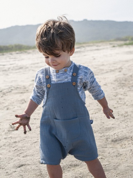 Pantalón corto con peto liso con bolsillo. Pantalón corto con peto liso con bolsillo.