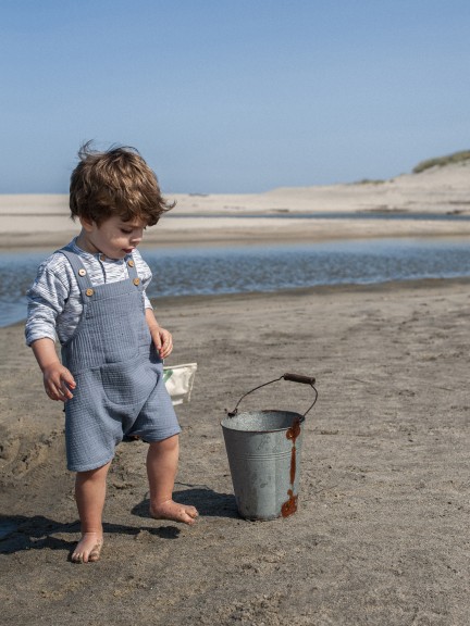 Pantalón corto con peto liso con bolsillo. Pantalón corto con peto liso con bolsillo.