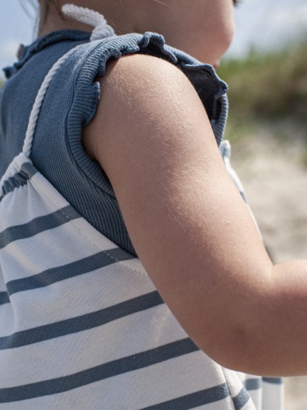 Camiseta de punto canalé con volante Camiseta de punto canalé con volante