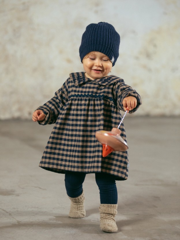 Vestido xadrez com gola bordada em fio de l