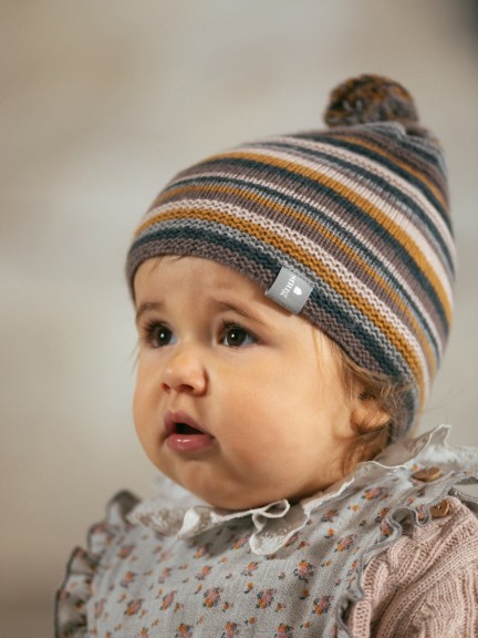 Beanie with pom-pom and embossed stripes Beanie with pom-pom and embossed stripes