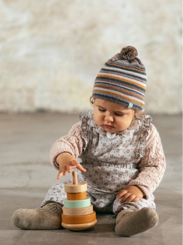 Beanie with pom-pom and embossed stripes