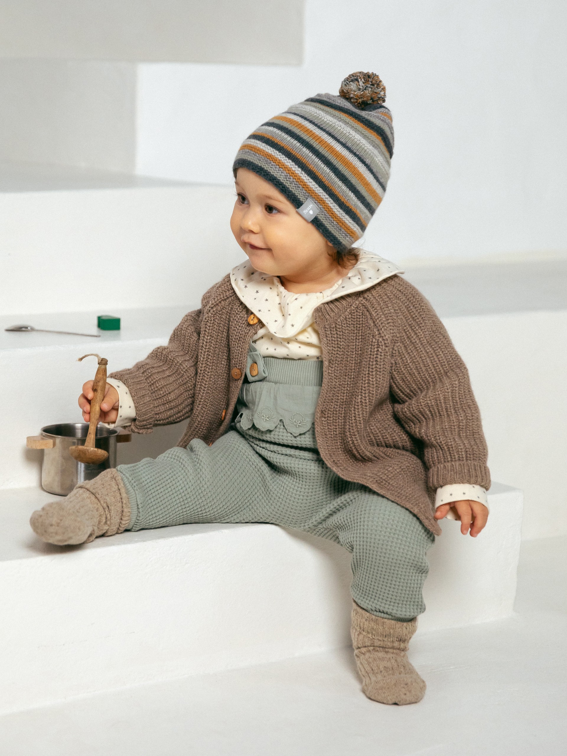 Jardineiras em malha waffle com detalhe de folho