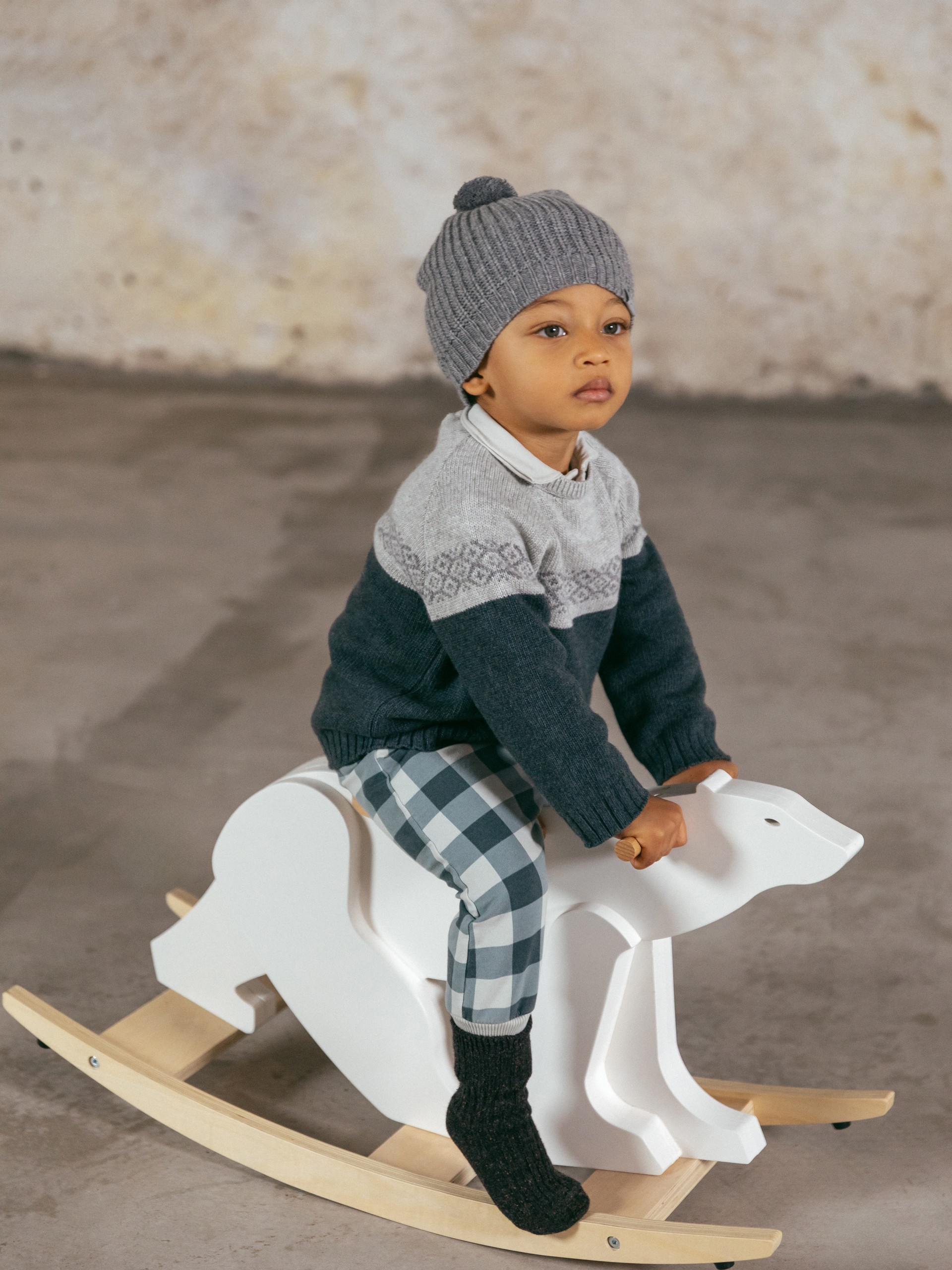 Calças pull-up xadrez e cordão decorativo