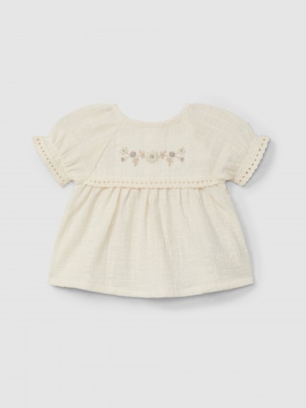 Conjunto de blusa e calções com bordado e detalhes em renda Conjunto de blusa e calções com bordado e detalhes em renda