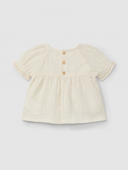 Conjunto de blusa y pantalón corto con bordado y detalles de encaje. Conjunto de blusa y pantalón corto con bordado y detalles de encaje.