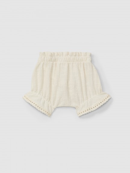 Conjunto de blusa y pantalón corto con bordado y detalles de encaje. Conjunto de blusa y pantalón corto con bordado y detalles de encaje.