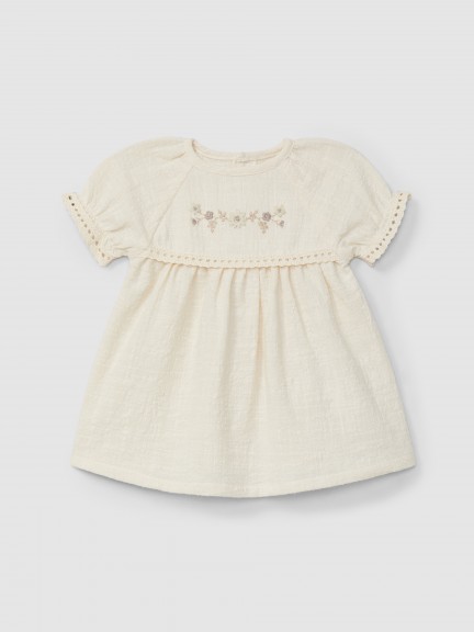 Vestido com bordado e detalhes em renda