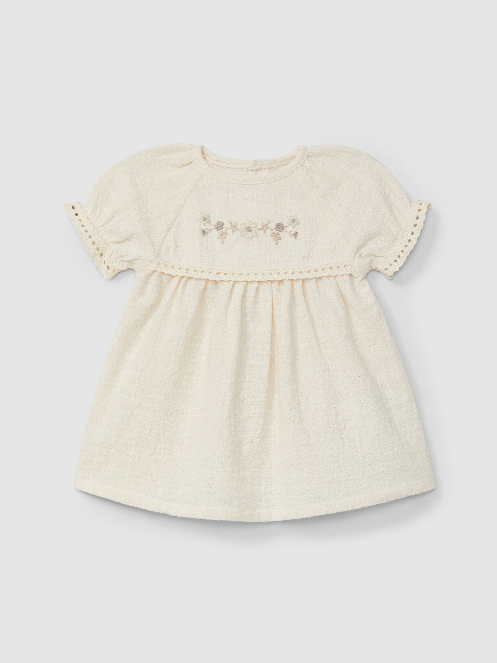 Vestido con bordado y detalles de encaje