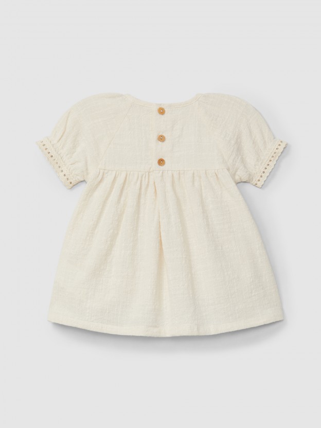 Vestido com bordado e detalhes em renda