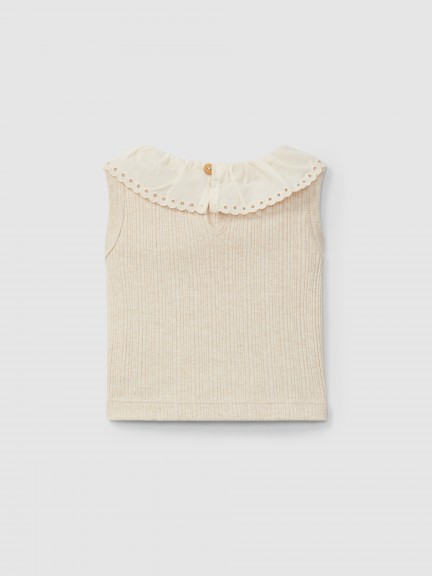 Camiseta de punto acanalado y cuello bordado inglés. Camiseta de punto acanalado y cuello bordado inglés.