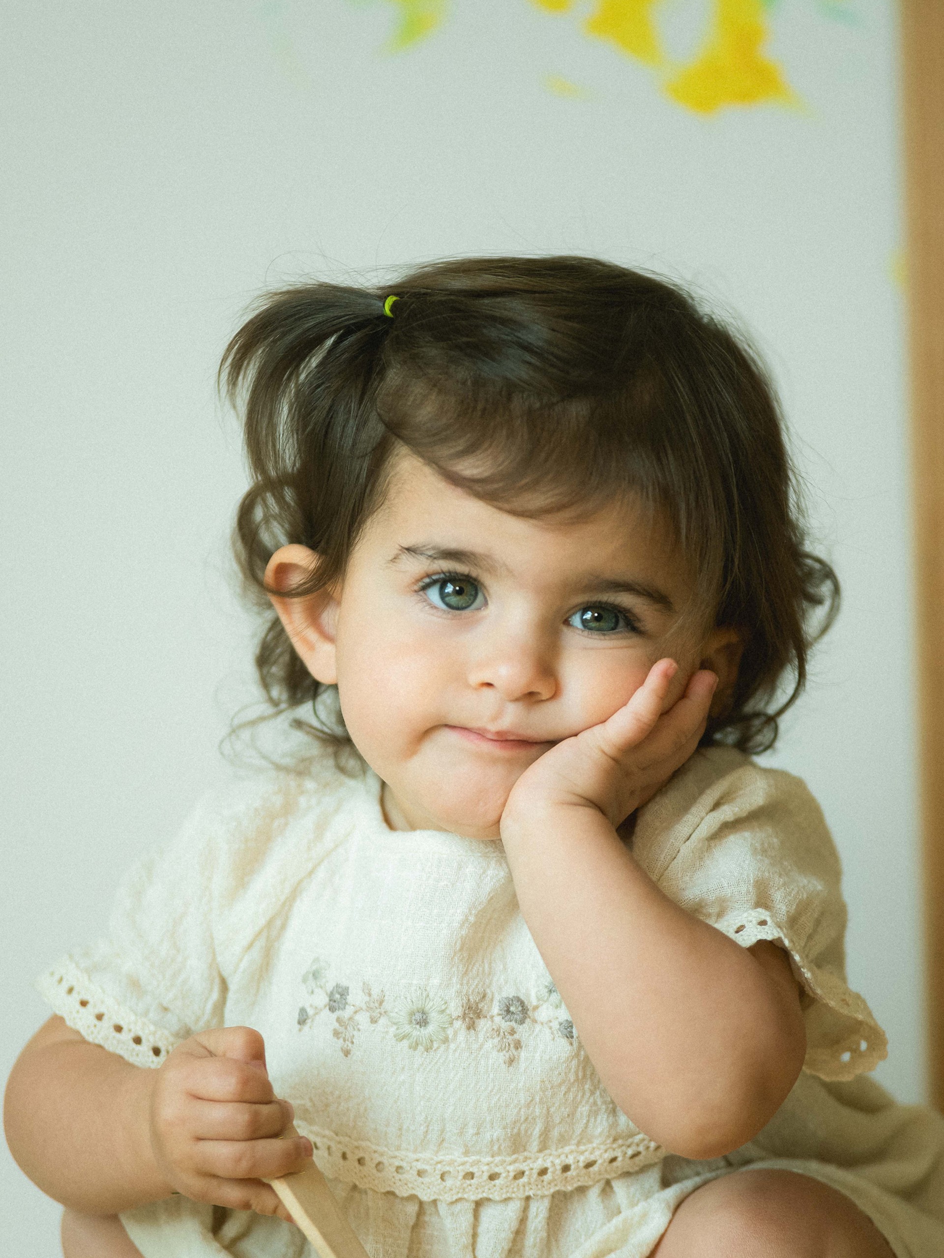 Conjunto de blusa y pantalón corto con bordado y detalles de encaje.