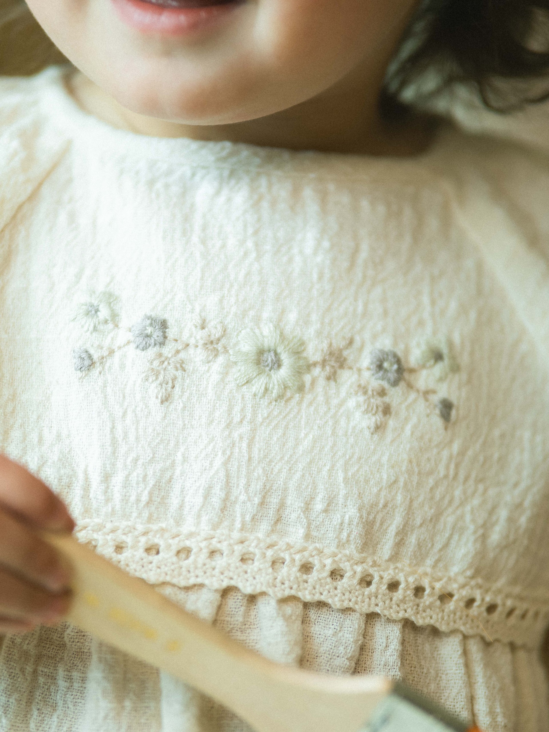 Conjunto de blusa y pantalón corto con bordado y detalles de encaje.