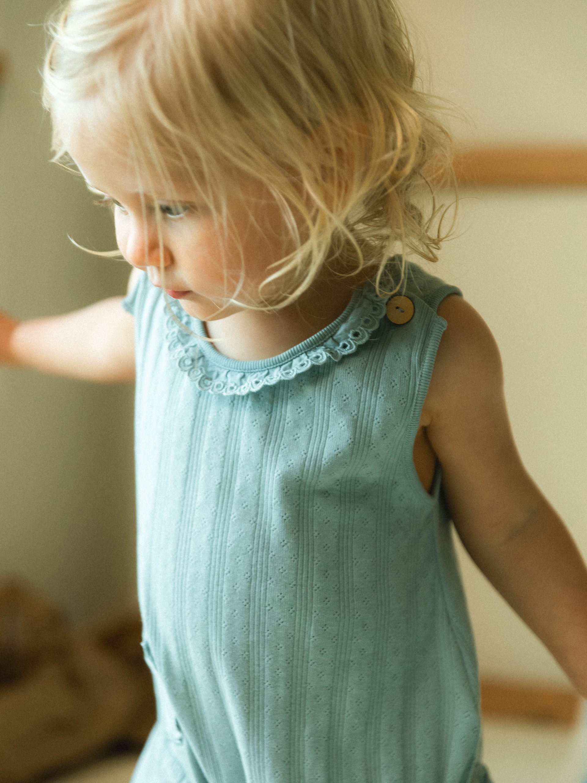 Macacão ajour com bordado inglês