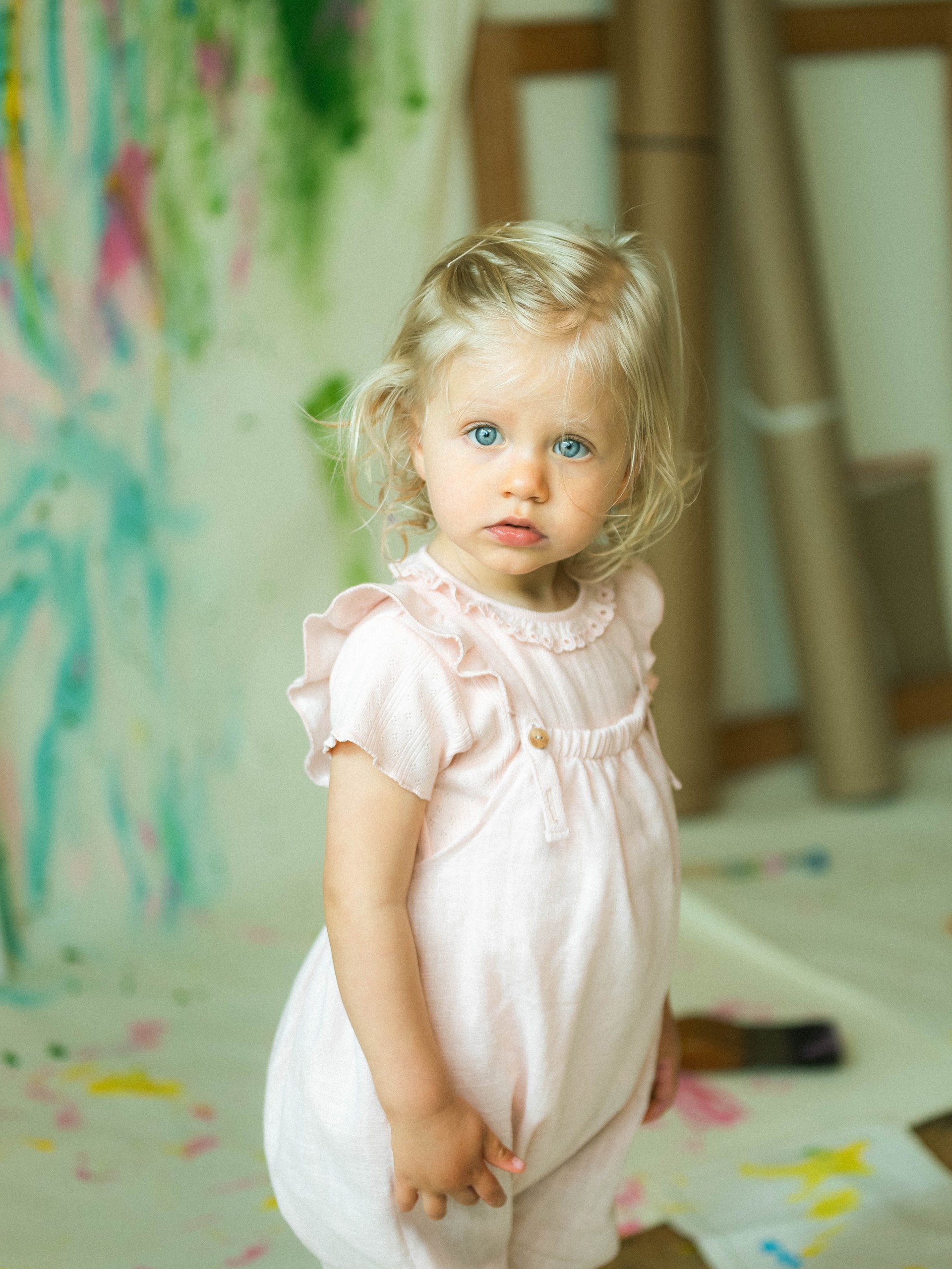 Jardineiras lisas em linho com algodão e alças com folho