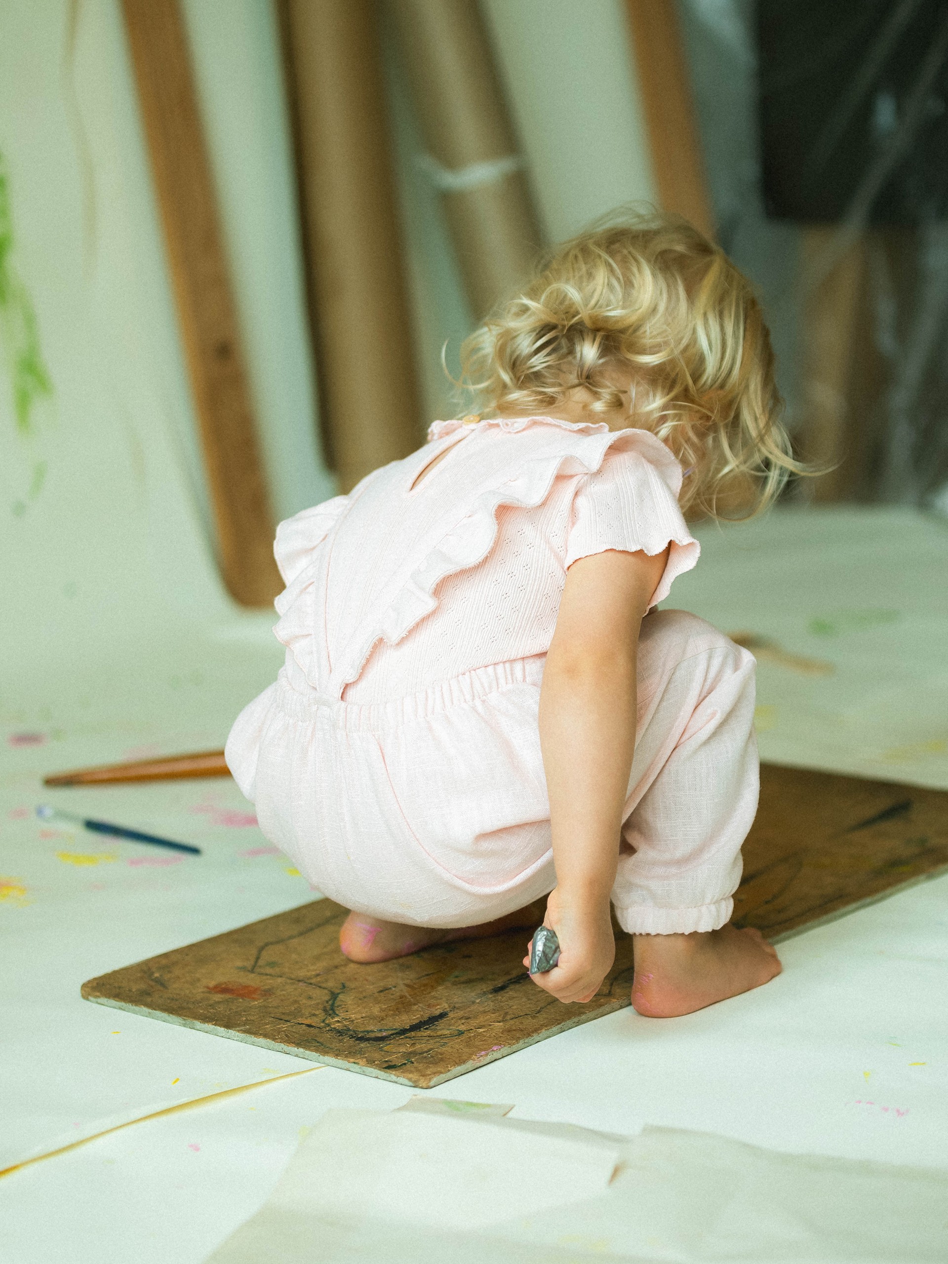 Jardineiras lisas em linho com algodão e alças com folho